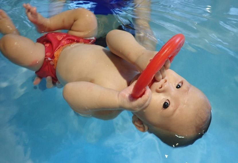 寶寶游泳的好處